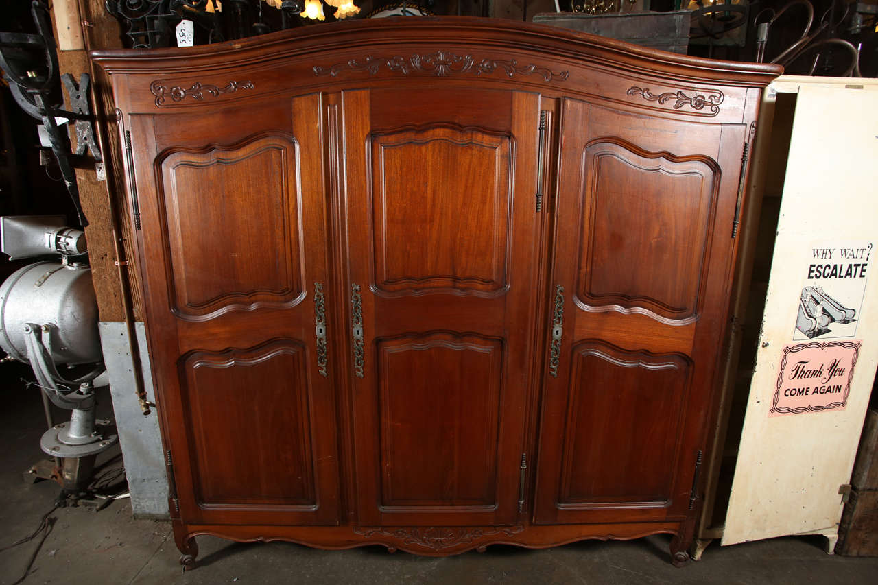This combination armoire and dresser is in good condition. Drawers in the center section, shelves and a pole for hanging clothes on each sides. Nice Keyhole accents.