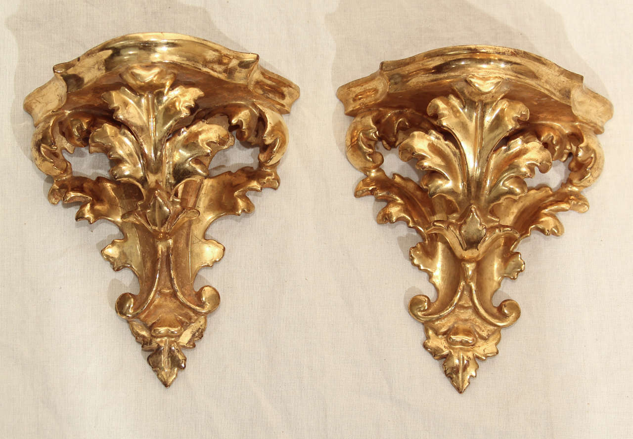 A pair of 19th century water gilt Italian wall bracket with acanthus leaf motif