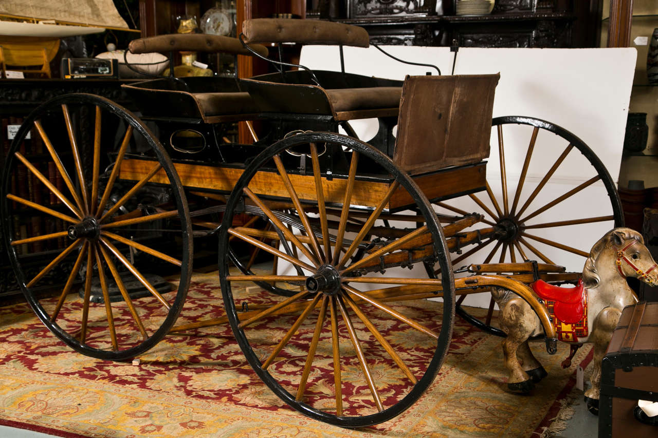 Ancienne voiture tirée par 2 bancs entièrement restaurée.  Logé à l'intérieur.  Le chariot est en très bon état.  Les roues sont en état préservé- 44