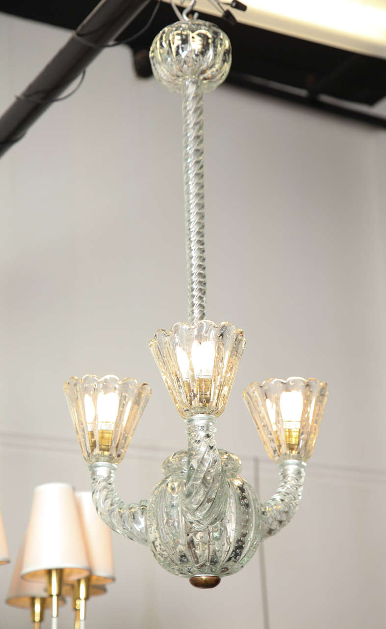 Elegant Barovier Toso three-arm chandelier made in Venice 1940, blown glass in a technic called bullicante with cordone arms, unusual form beautiful quality.
  