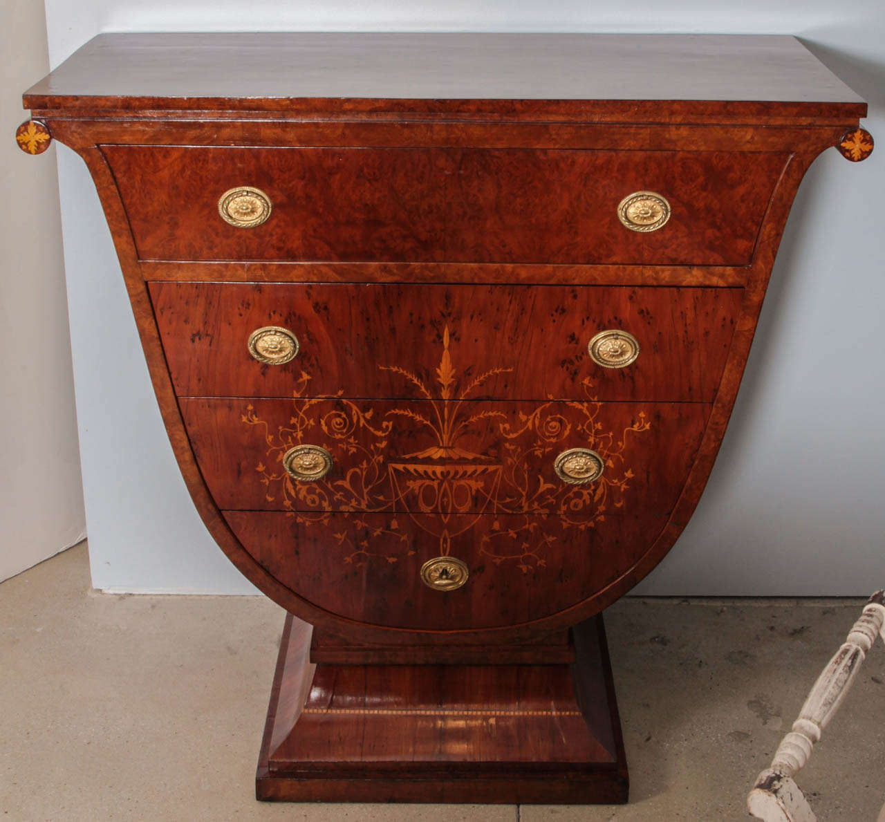 Early 19th c. Urn-shaped Chest of Drawers