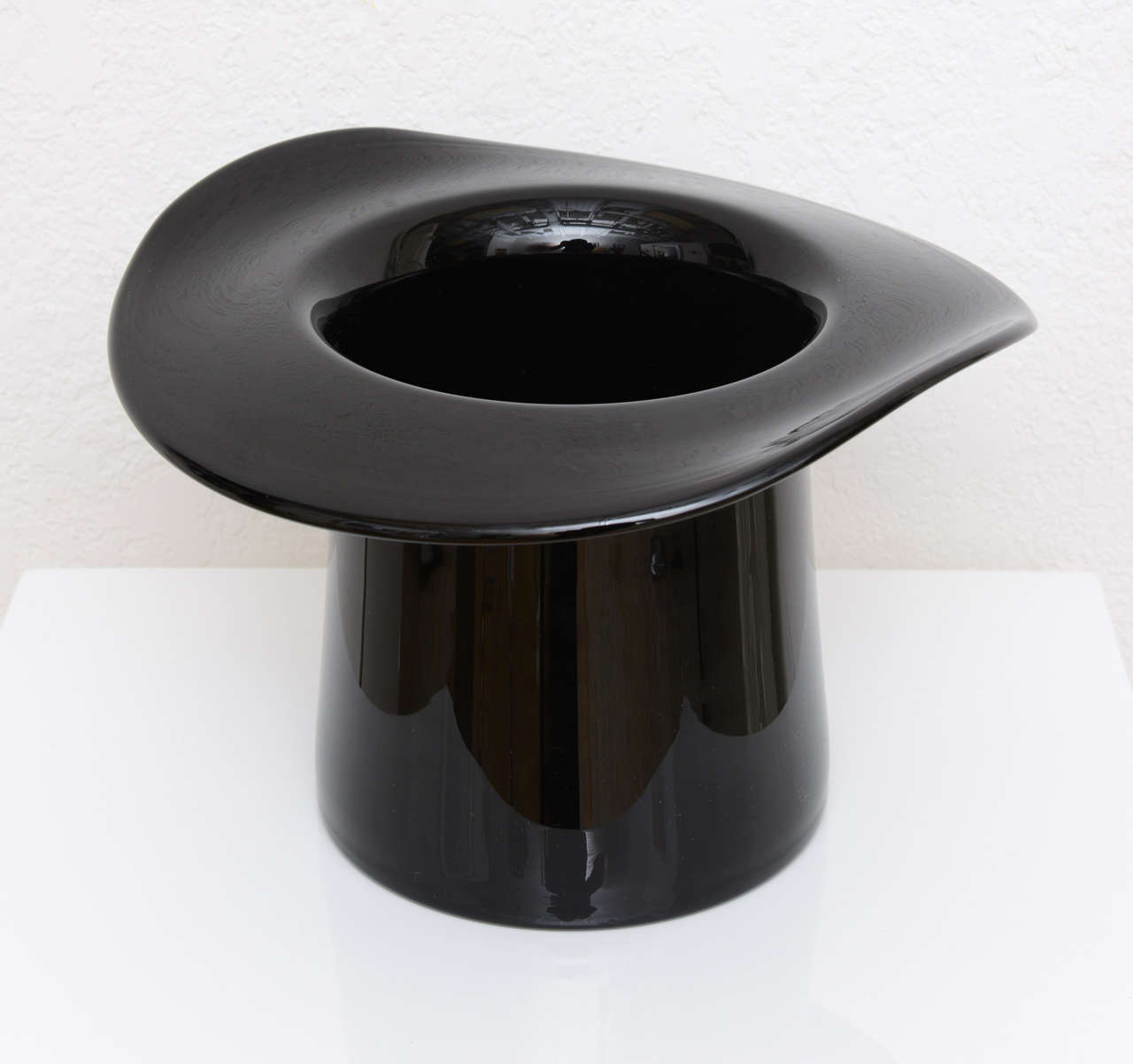 Delightful Murano black top hat ice bucket or bottle holder.

Please feel free to contact us directly for any additional information or a shipping quote by clicking 