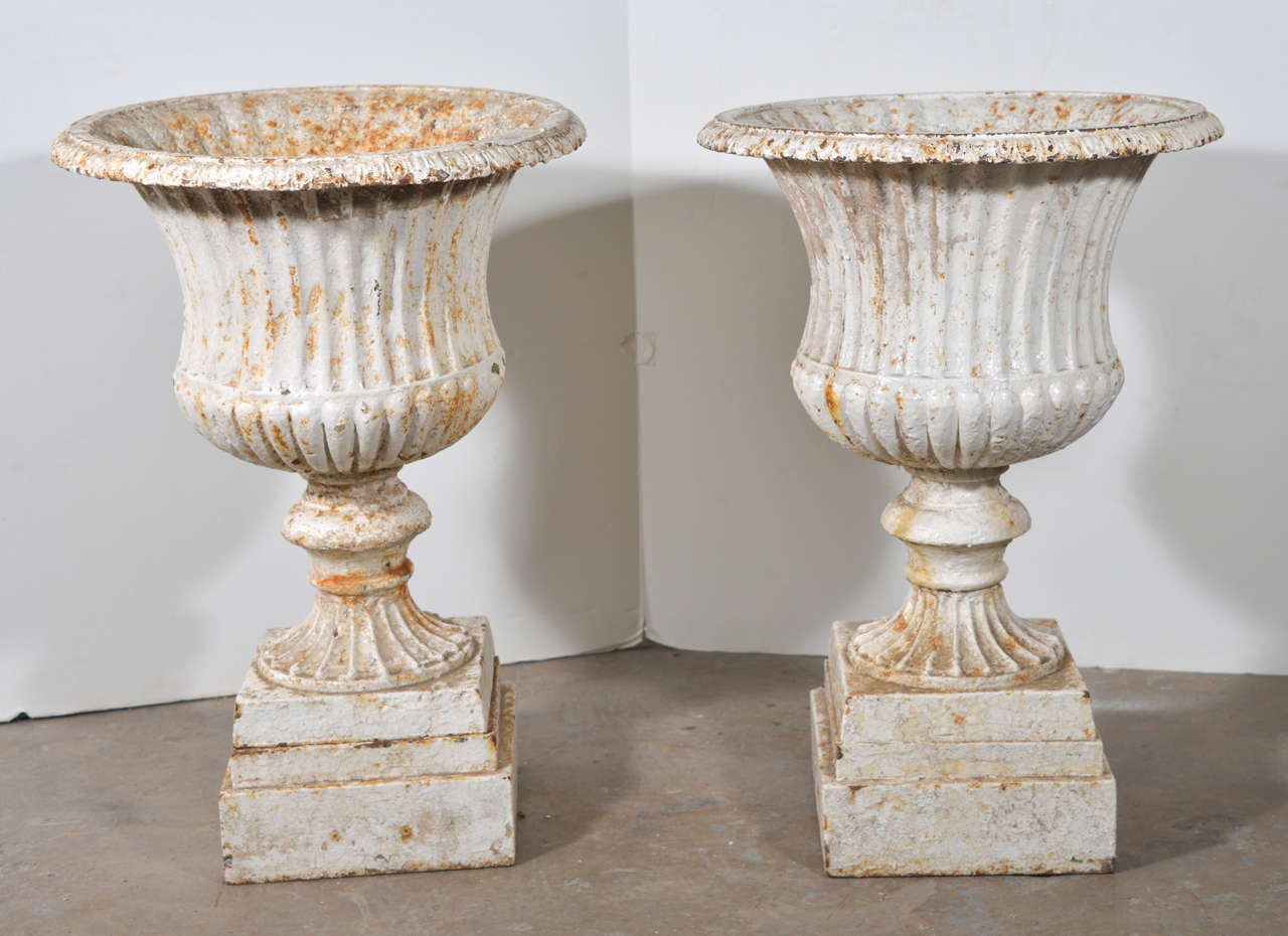 19th century french iron cast painted pair of urns.
One of the urns needs to be repaired as it has broken on the bottom since the photos were taken.