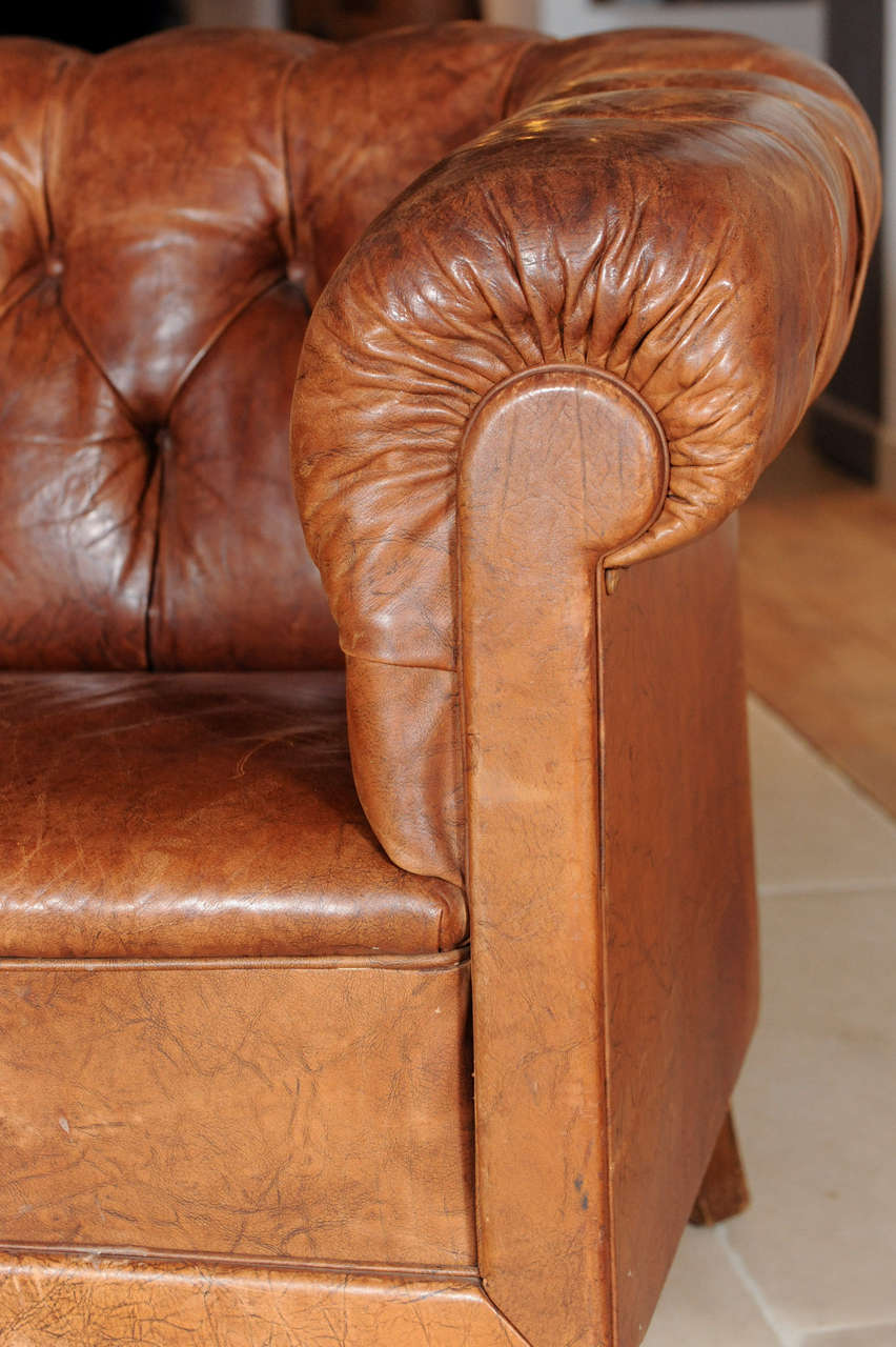 A Pair Of Vintage 1920's Leather Club Seats, Chesterfield Style In Fair Condition In Baambrugge, NL