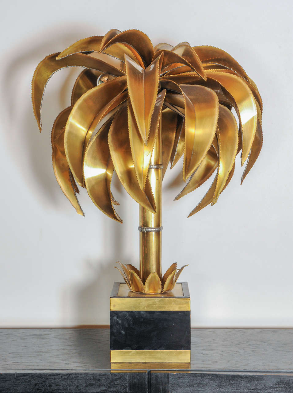 Beautiful brass and copper palmtree lamp by Maison Jansen, comes with the original gold covered lightbulbs (5 pieces)