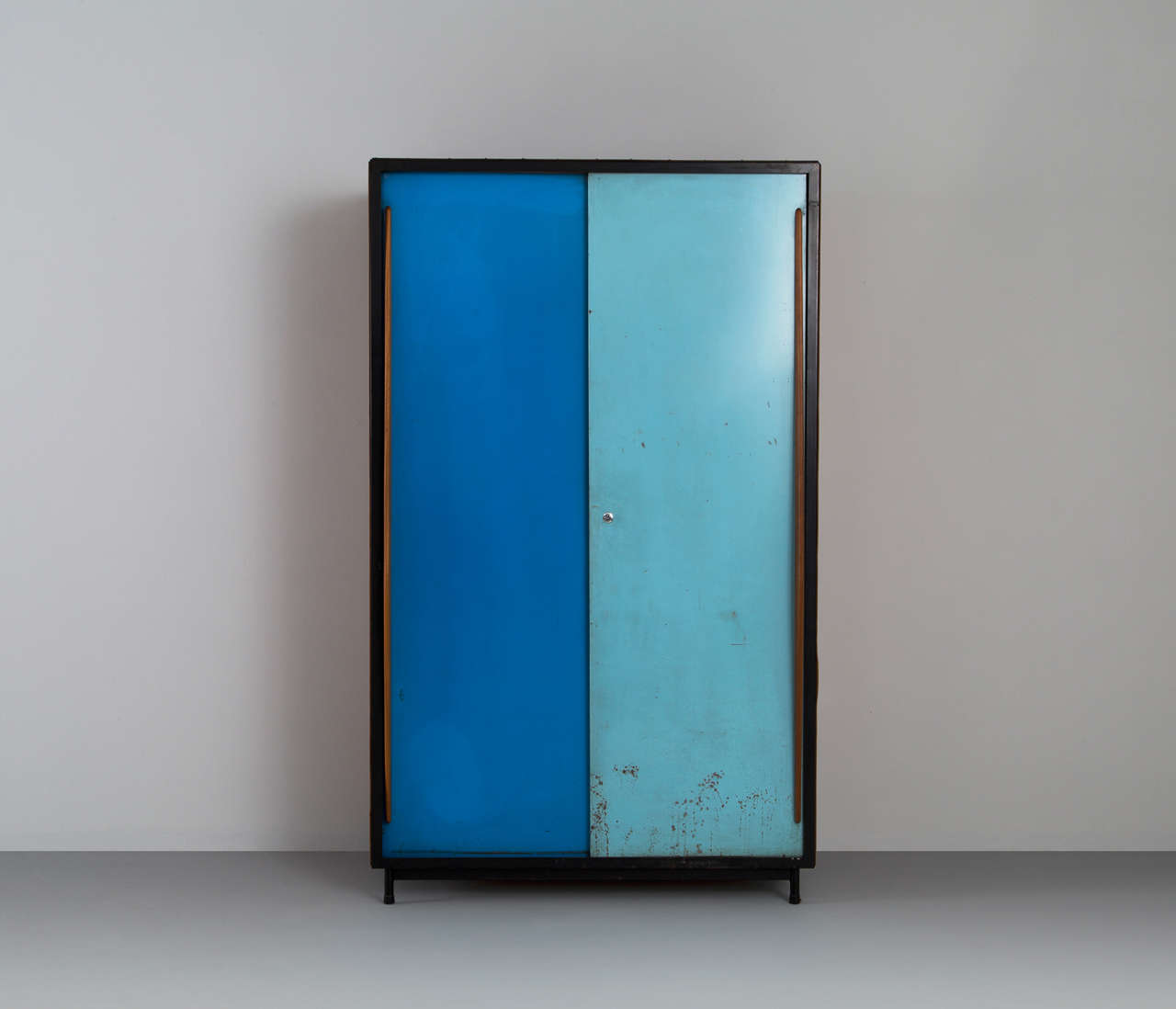 Nice early example of industrial design from the Belgium modernist stream, designed by Willy van der Meeren, Belgium, 1950s. Designed for use in school buildings and nowadays used for every kind of application.

Contains two drawers at each side,