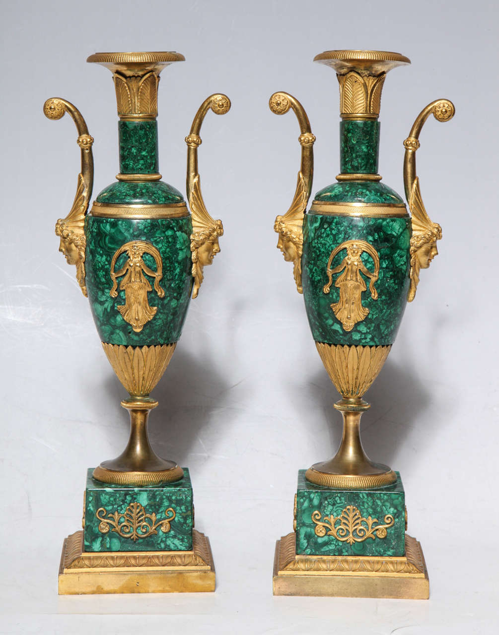 Paar neoklassische russische Malachit- und Dore-Bronzevasen aus der Kaiserzeit (Russisch)