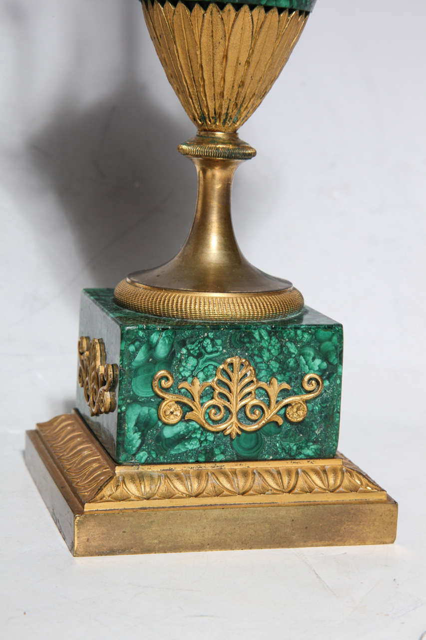 Paar neoklassische russische Malachit- und Dore-Bronzevasen aus der Kaiserzeit (Vergoldet)