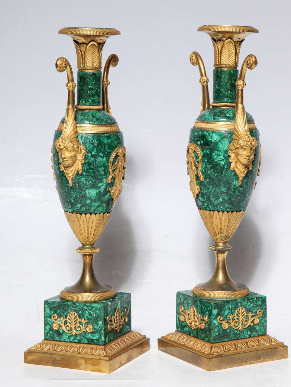Paar neoklassische russische Malachit- und Dore-Bronzevasen aus der Kaiserzeit 1