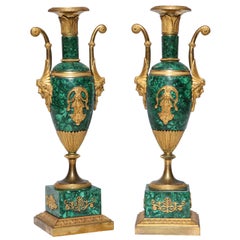 Paire de vases néoclassiques russes d'époque Empire en malachite et bronze doré