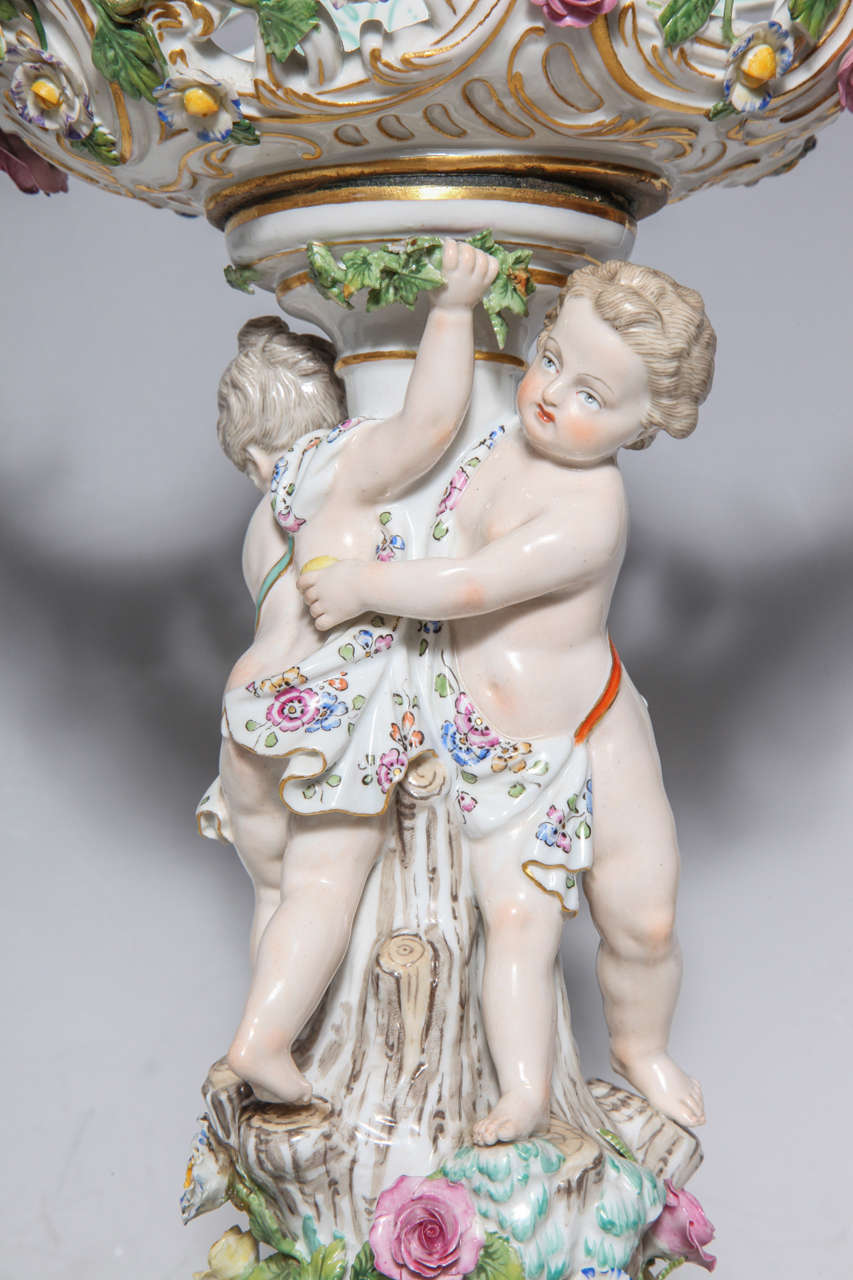 Peint à la main Paire de centres de table Cupidon en porcelaine de Meissen du 19e siècle avec paniers en vente