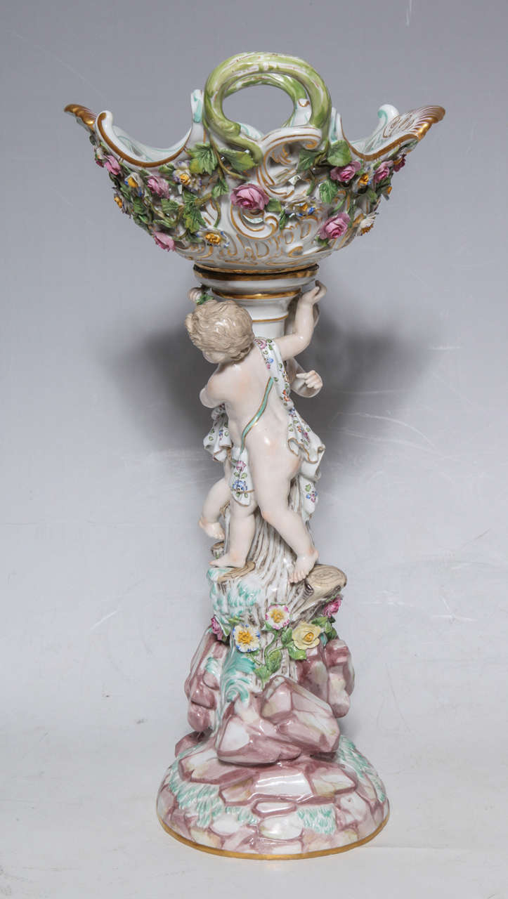 Paire de centres de table Cupidon en porcelaine de Meissen du 19e siècle avec paniers Bon état - En vente à New York, NY