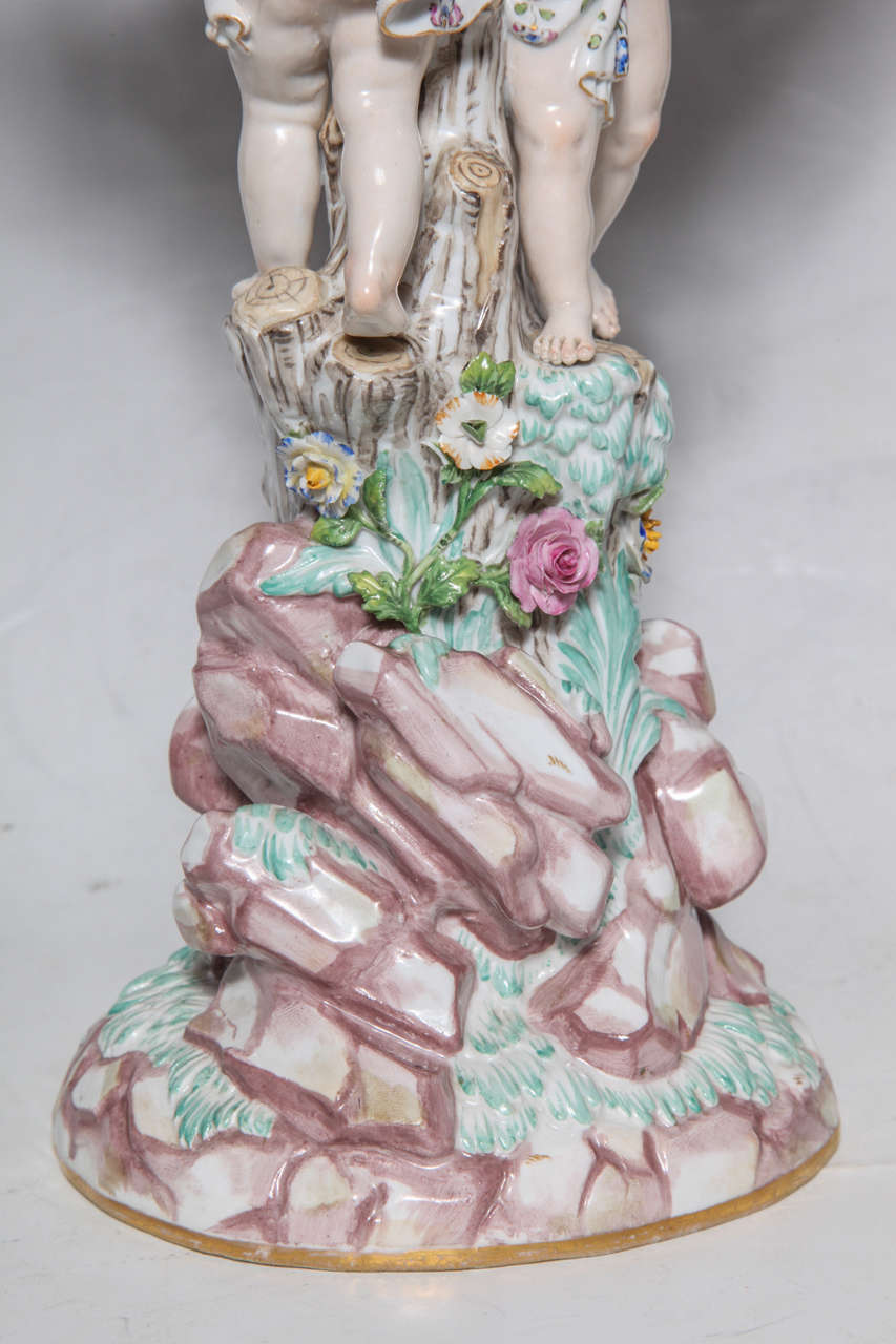 Pareja de centros de mesa Cupido de porcelana de Meissen del siglo XIX con cestas en venta 1