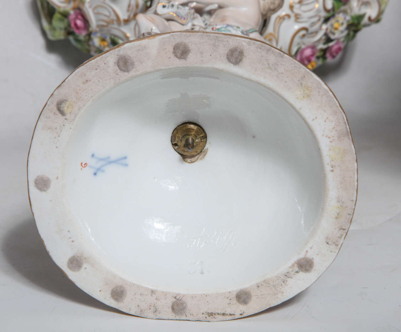 Pareja de centros de mesa Cupido de porcelana de Meissen del siglo XIX con cestas en venta 2
