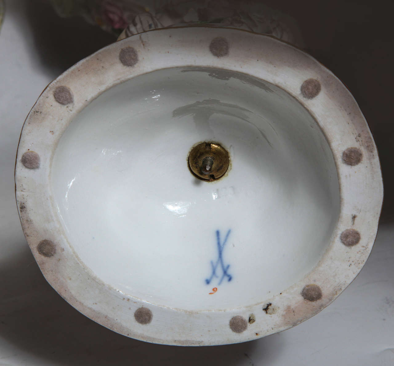 Paire de centres de table Cupidon en porcelaine de Meissen du 19e siècle avec paniers en vente 2