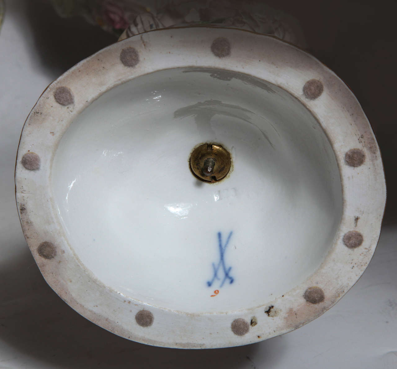 Pareja de centros de mesa Cupido de porcelana de Meissen del siglo XIX con cestas en venta 3