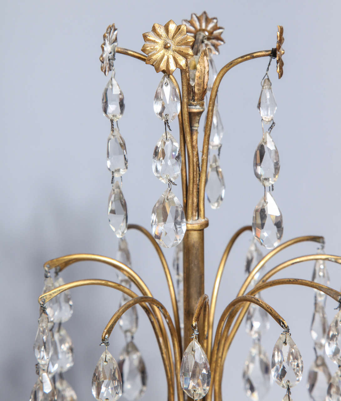 Coppia di candelabri neoclassici russi a sei luci in vetro blu cobalto e bronzo In condizioni ottime in vendita a New York, NY