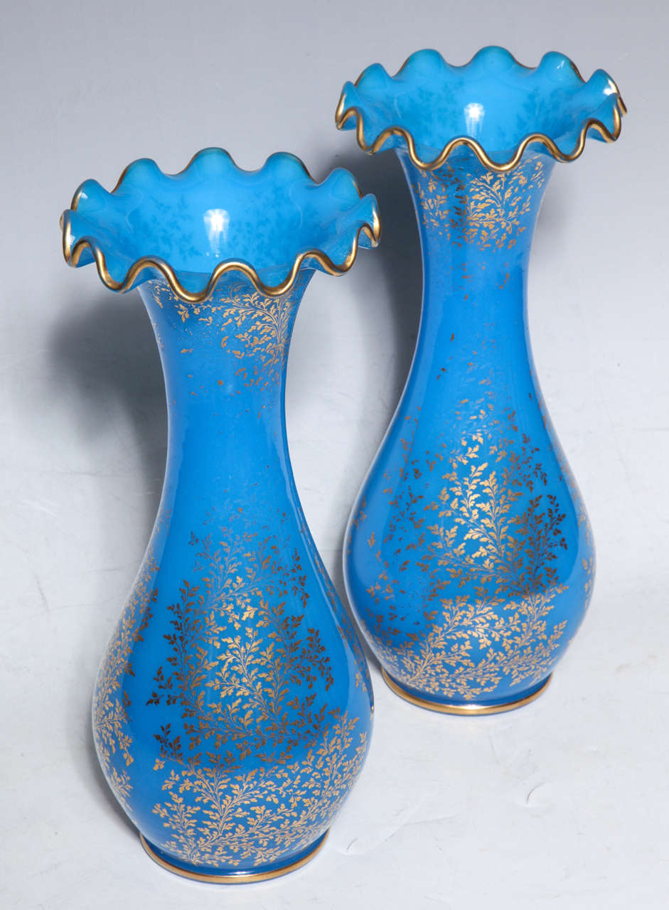 Français Paire de vases en cristal opalin bleu de Baccarat avec décorations en or 24 carats en vente