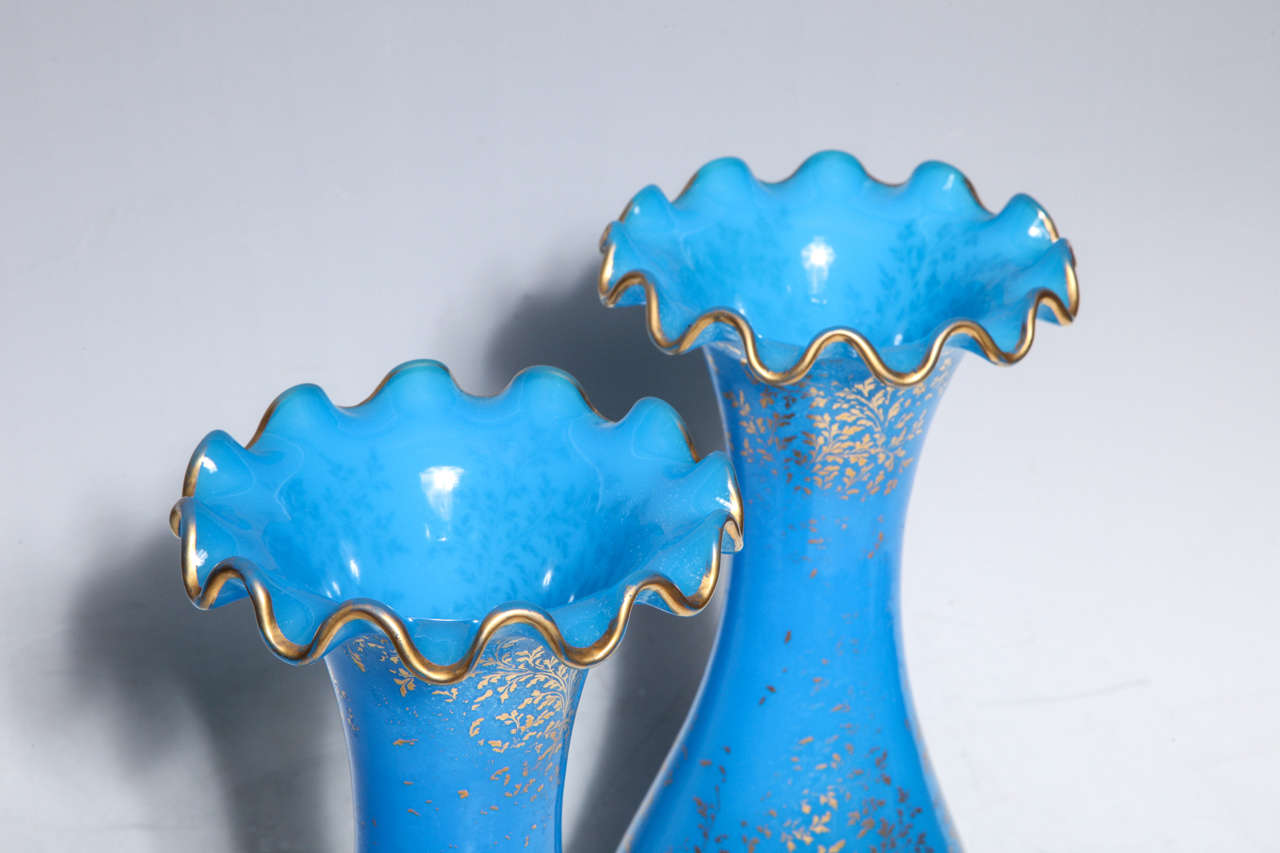 Paire de vases en cristal opalin bleu de Baccarat avec décorations en or 24 carats Excellent état - En vente à New York, NY