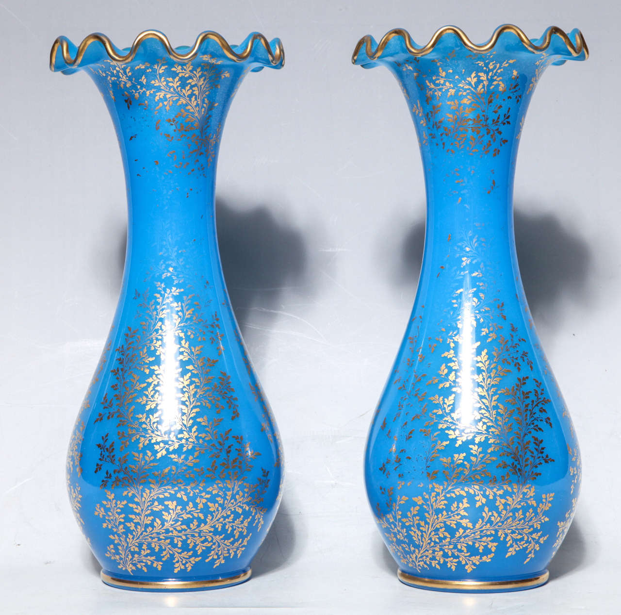 XIXe siècle Paire de vases en cristal opalin bleu de Baccarat avec décorations en or 24 carats en vente