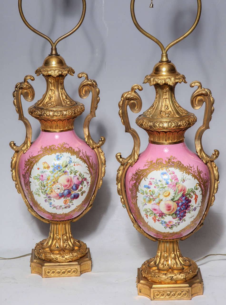 Paar französische Sevres-Porzellan- und Dore-Bronze-Vasen oder -Lampen im Louis-XVI-Stil (Französisch) im Angebot