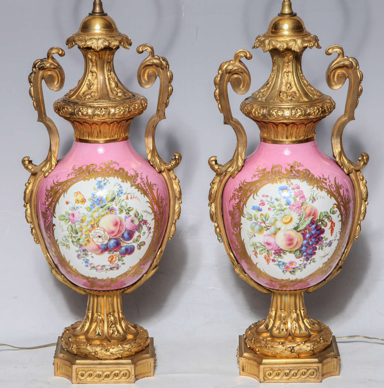 Paar französische Sevres-Porzellan- und Dore-Bronze-Vasen oder -Lampen im Louis-XVI-Stil (Vergoldet) im Angebot