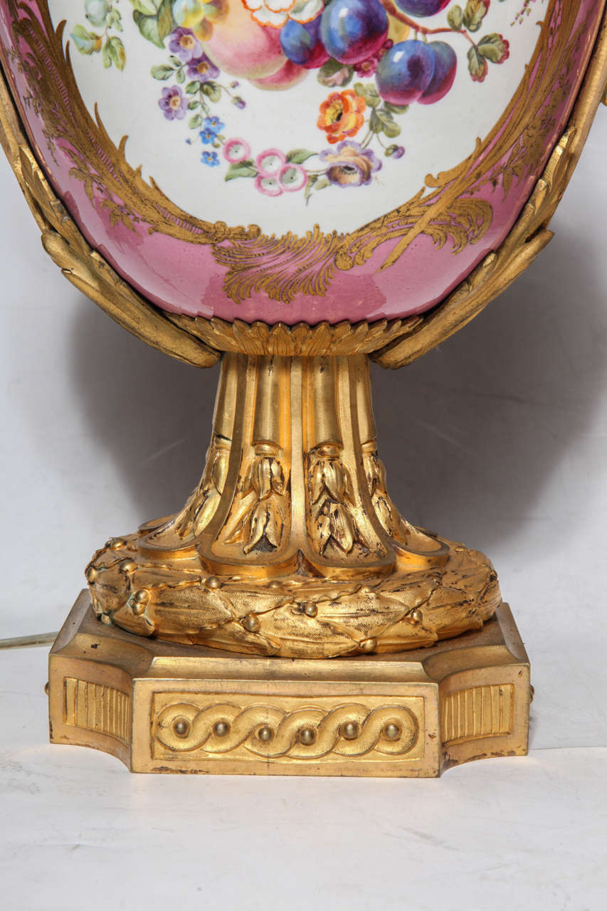 Paar französische Sevres-Porzellan- und Dore-Bronze-Vasen oder -Lampen im Louis-XVI-Stil im Zustand „Hervorragend“ im Angebot in New York, NY