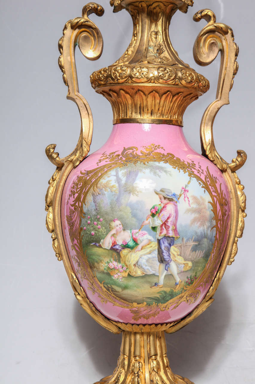 Paar französische Sevres-Porzellan- und Dore-Bronze-Vasen oder -Lampen im Louis-XVI-Stil im Angebot 3