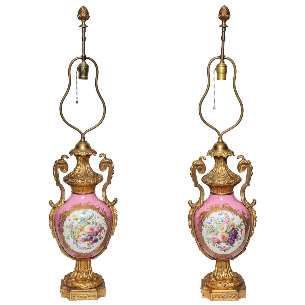 Paar französische Sevres-Porzellan- und Dore-Bronze-Vasen oder -Lampen im Louis-XVI-Stil im Angebot