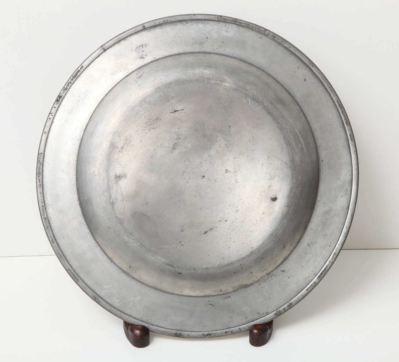 An 18th century English pewter charger In Excellent Condition In New York, NY