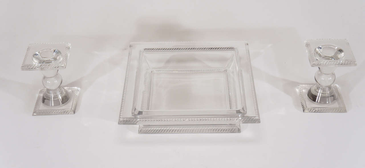 Este glamuroso juego de centro de mesa o consola de cristal firmado 