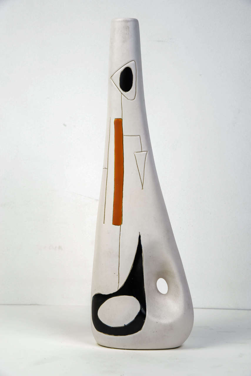 Haut vase à poignée en céramique émaillée blanche:: vers 1950:: par Peter Orlando (1921-2009.)
orné d'un bouquet stylisé géométrique orange et noir. 
Signé. 

Peter Orlando (1921-2009.)n peintre et céramiste né aux Etats-Unis:: arrivé à Omaha Beach