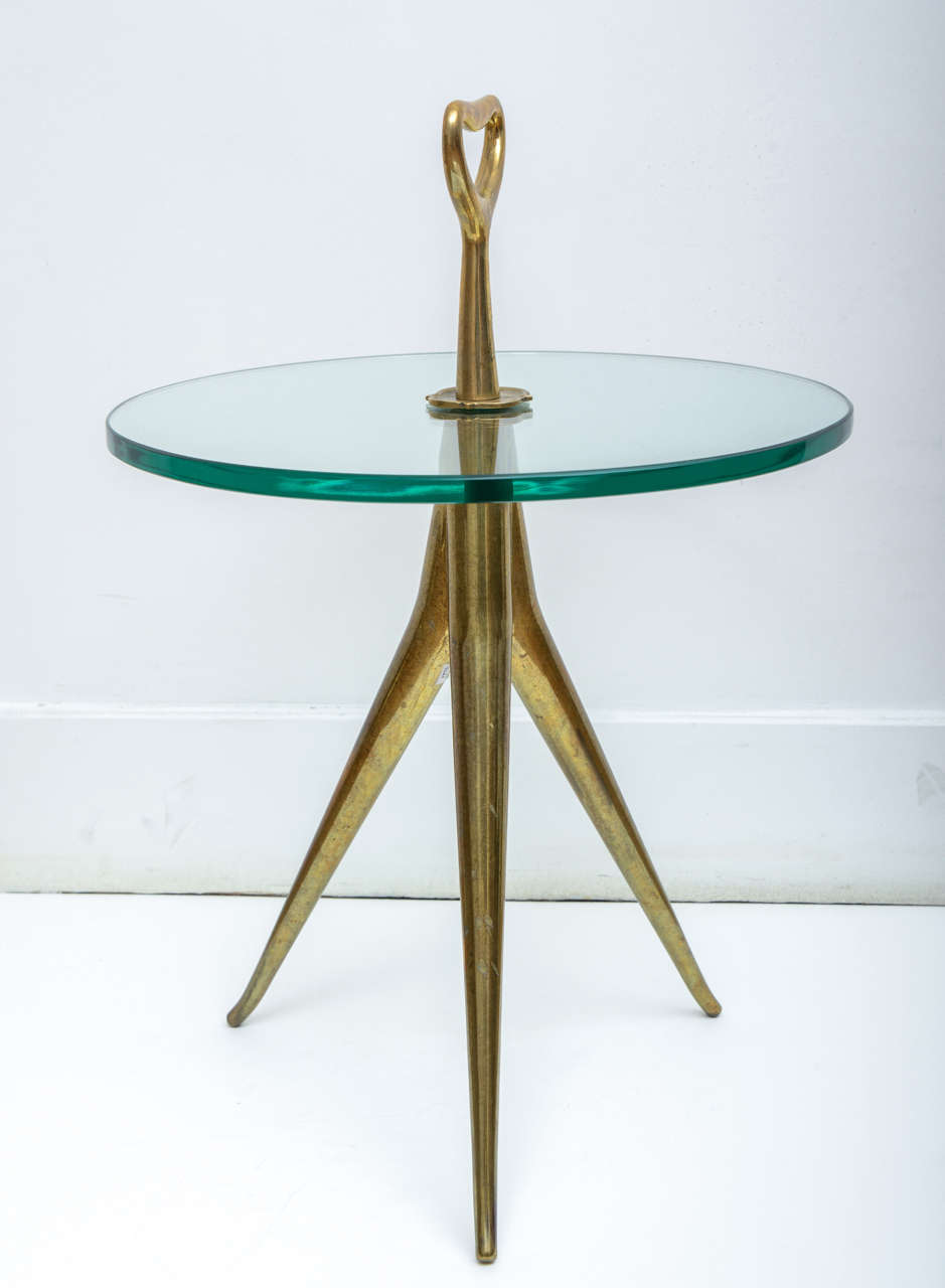 Elegant pair of gueridons, 1950s, by Cesare LACCA
With a thick circular glass resting on a tripod gilt bronze base.
Added to this, a decorative ring handle on the top of the glass.