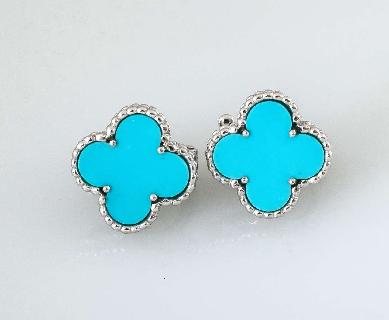 Paire de boucles d'oreilles en turquoise Alhambra de Van Cleef and Arpels