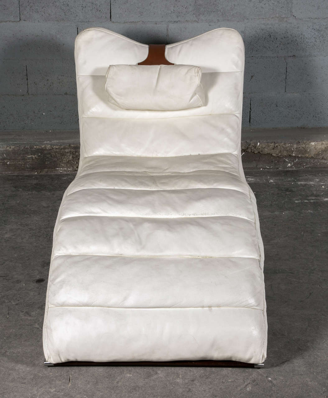 white leather chaise longue, 1980's In Excellent Condition For Sale In Saint-Ouen, FR