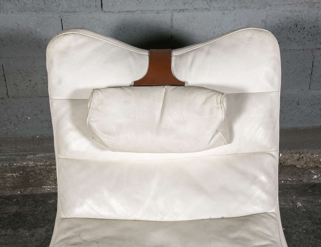Late 20th Century white leather chaise longue, 1980's For Sale