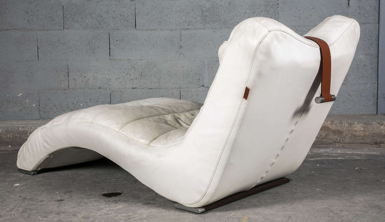 white leather chaise longue, 1980's For Sale 3