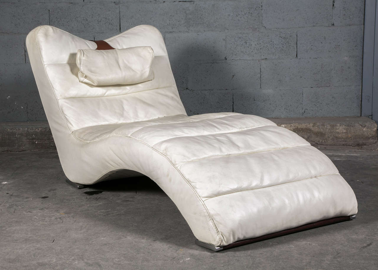 white leather chaise longue, 1980's For Sale 6