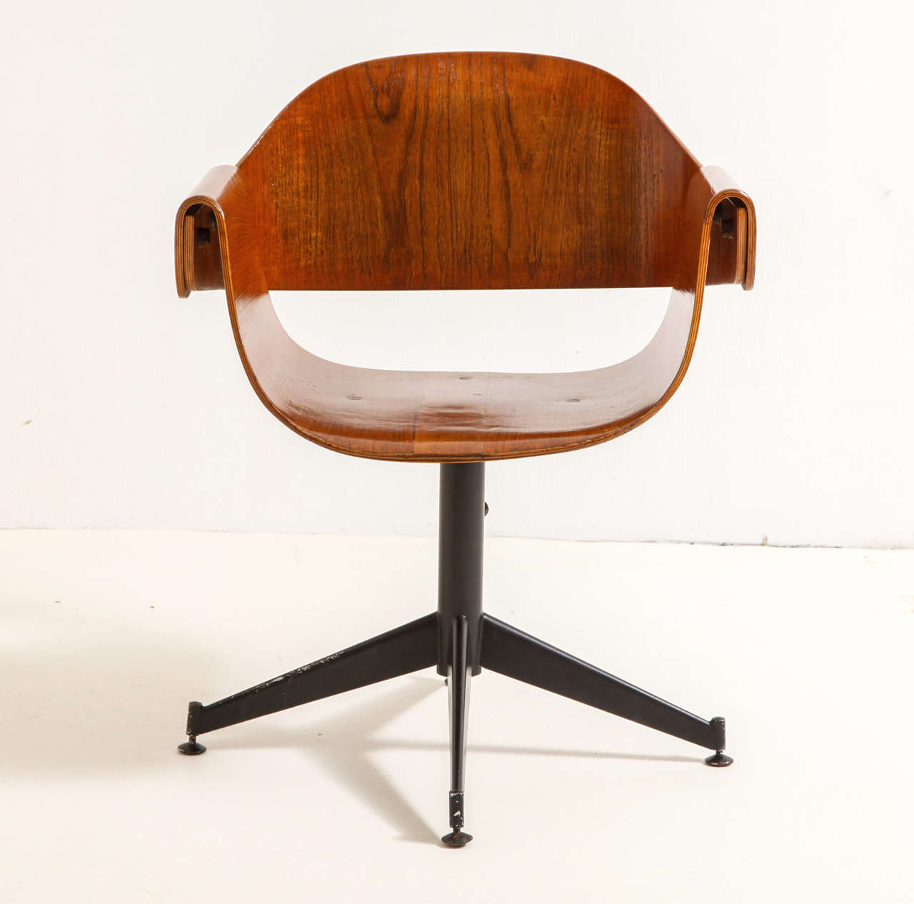 Plywood swivel desk chair attributed to Carlo Ratti, Italy, 1950s.
Armchair on a black steel four point base.
Very nice condition.