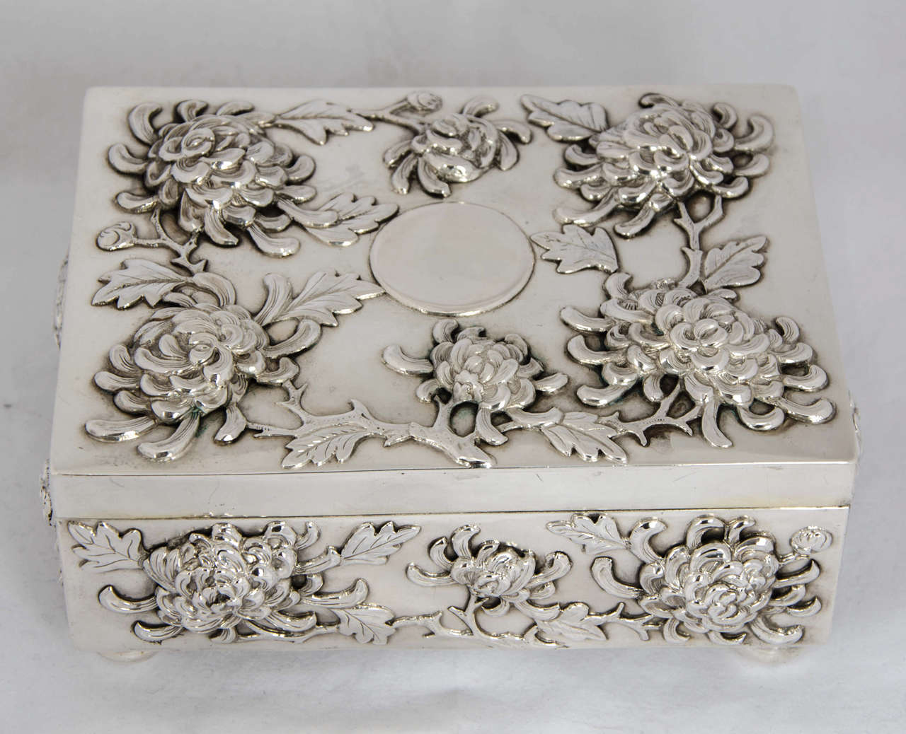 Chinese Export Silver Box with Chrysanthemum In Good Condition In London, GB