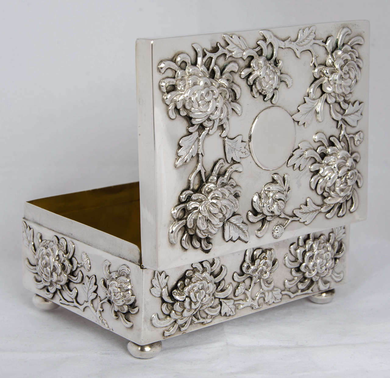 Chinese Export Silver Box with Chrysanthemum 4