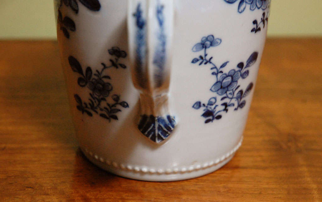 A Chinese Export Blue and White Porcelain Mug For Sale 1