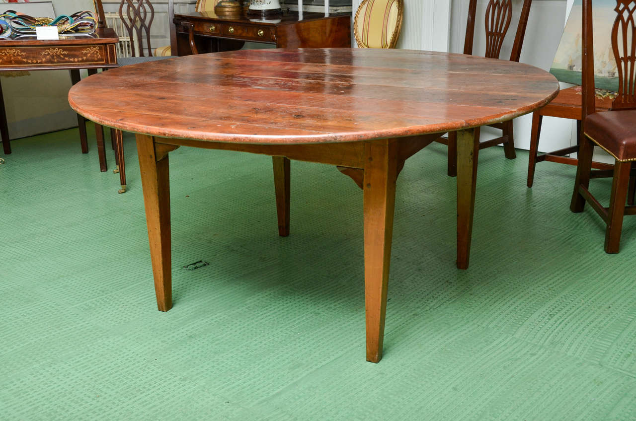 Table ronde française du 19ème siècle en pin de campagne et bois fruitier