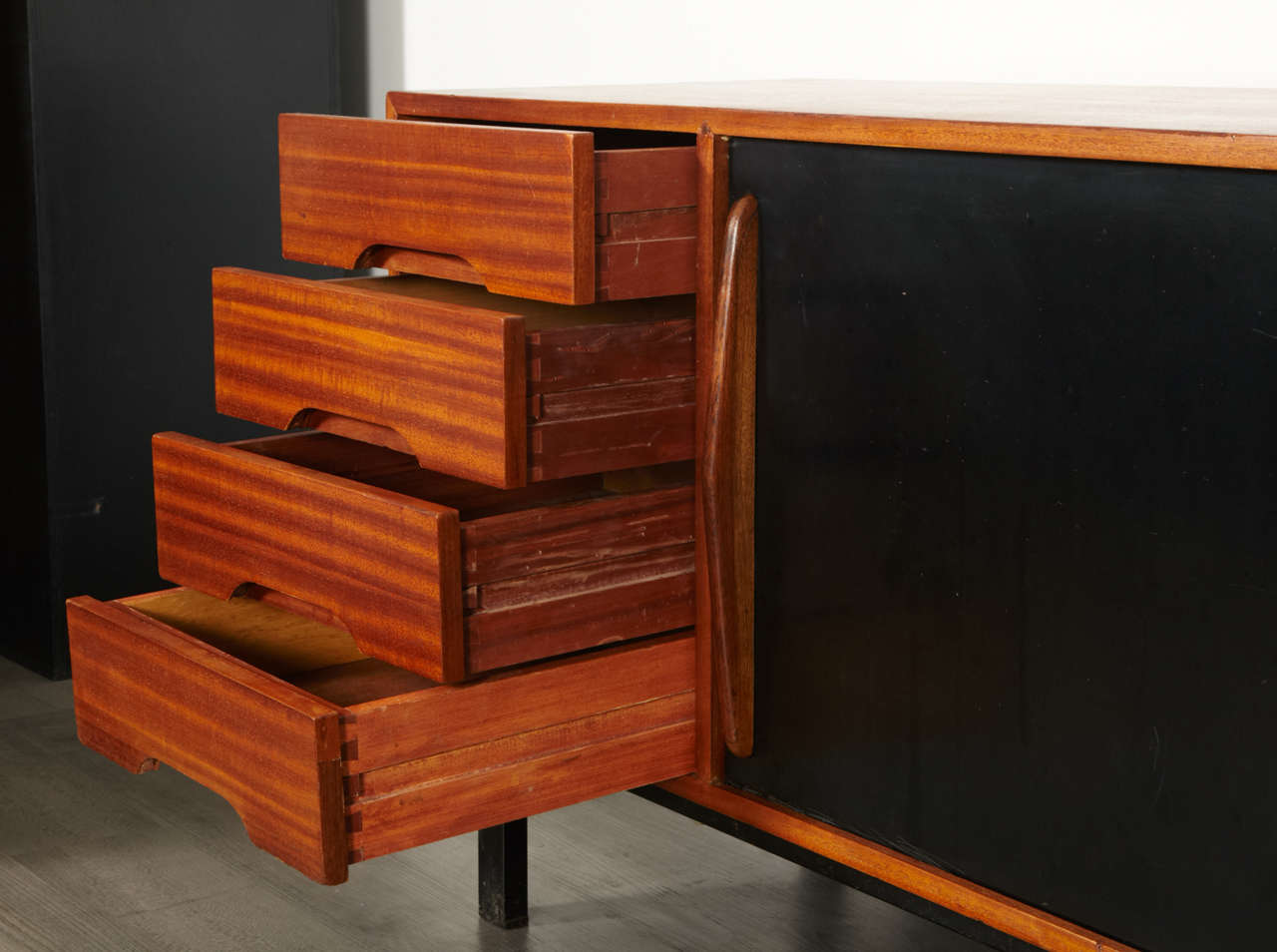 Steel Charlotte Perriand, Cansado Chest