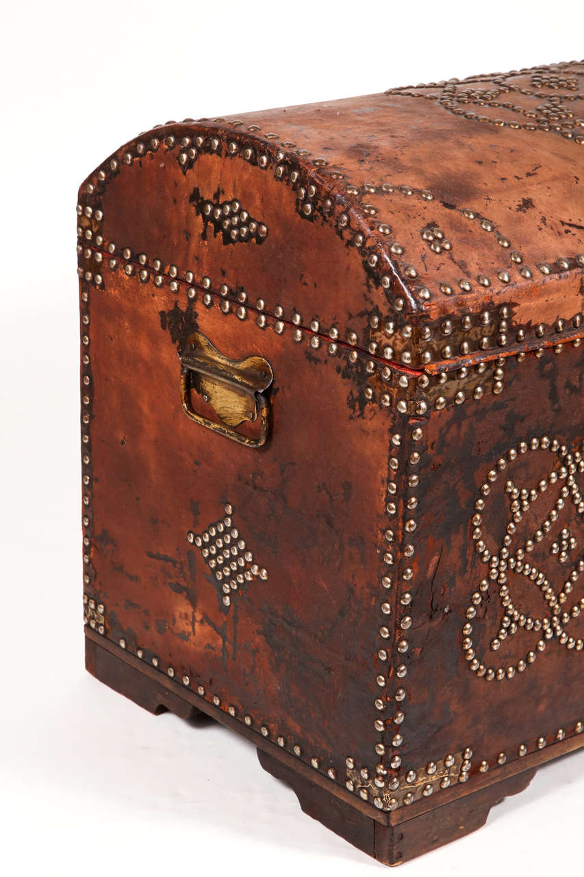1920s Small Leather Trunk For Sale 4