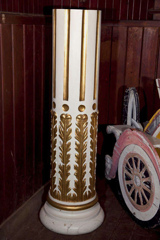 French Painted and Gilt Carved Wood Pedestal In Good Condition For Sale In Stamford, CT