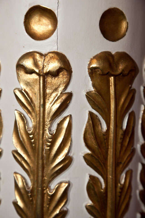 Piédestal en bois sculpté, peint et doré Bon état - En vente à Stamford, CT