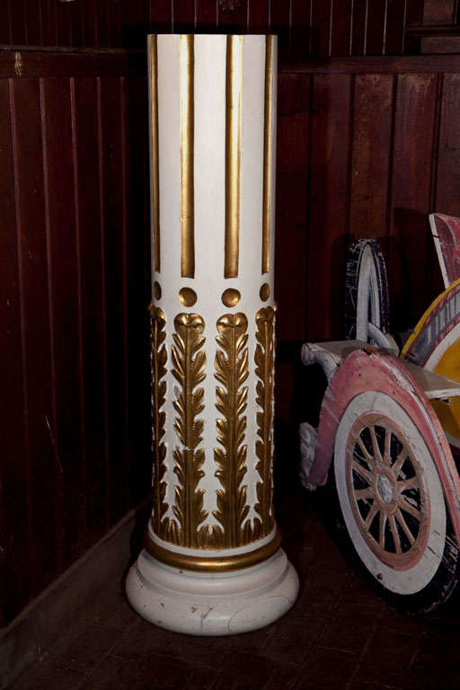 Piédestal en bois sculpté français de belle qualité, cannelé et doré. Le diamètre de la partie supérieure est de 11,5 pouces.