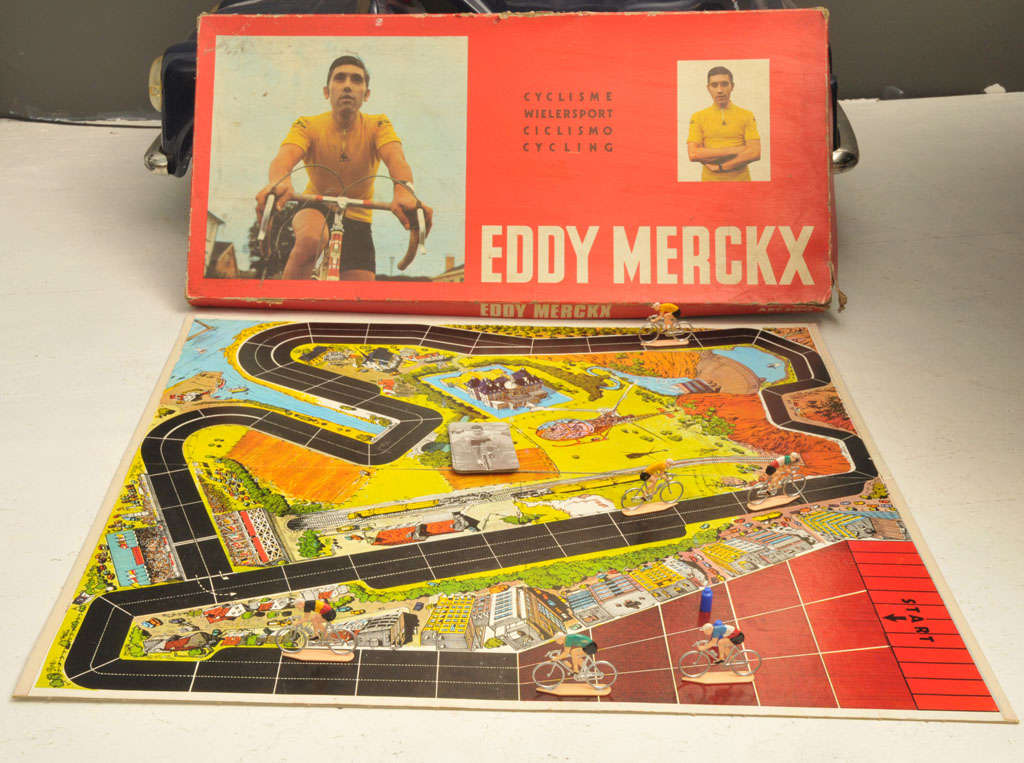 Planche de jeu Eddy Merckx de Pierre Neuville, réalisée par  Jouets urbains en Belgique
complet et en très bon état 
difficile d'obtenir ! !!!