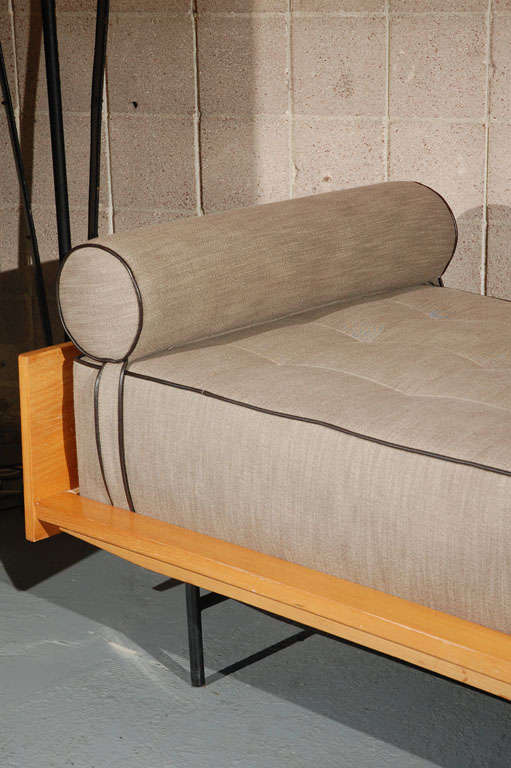 1960er Jahre Paar gestempelte Pierre Guariche-Liegestühle (Moderne der Mitte des Jahrhunderts) im Angebot
